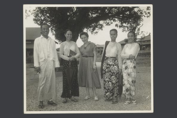 Inge Deutschkron mit Lehramtsstudent*innen, Burma, 1954