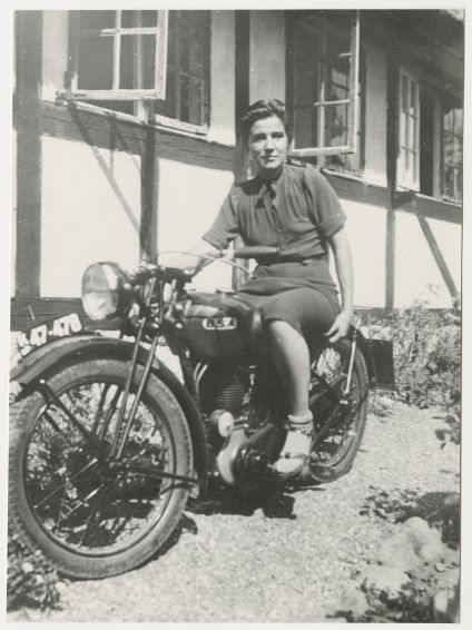 Ruth Berlau auf ihrem Motorrad, [ca. 1937], Fotograf: unbekannt. Hans-Bunge-Archiv, Nr. 1268 © Akademie der Künste, Berlin