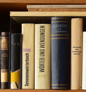 Zustand der Bücher in einem Regalfach des Arbeitszimmers von Anna Seghers