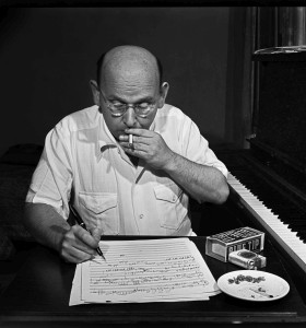 Hanns Eisler beim Komponieren